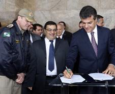 Governador Beto Richa entrega 38 UTIs Móveis para o Serviço Integrado de Atendimento ao Trauma em Emergência (Siate). Participaram da solenidade, os secretários da Segurança Pública, Cid Vasques, da Saúde, Michele Caputo Neto e de Governo, Cezar Silvestri, o comandante do Corpo de Bombeiros do Paraná, coronel Simiano e deputados estaduais.Curitiba, 07/10/2013.Foto: Arnaldo Alves/ANPr