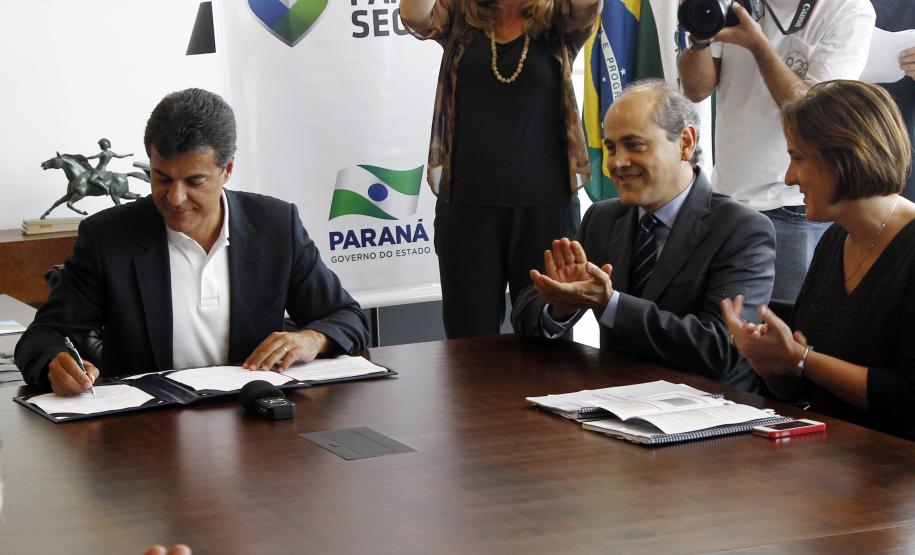 Governo assina convênio para levar ações de cidadania às áreas de UPS