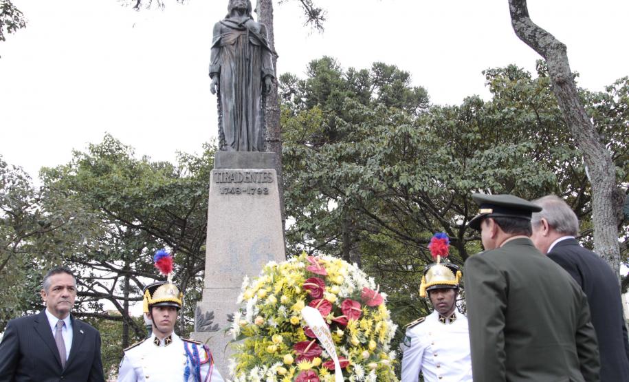 Polícias do Paraná comemoram Dia de Tiradentes