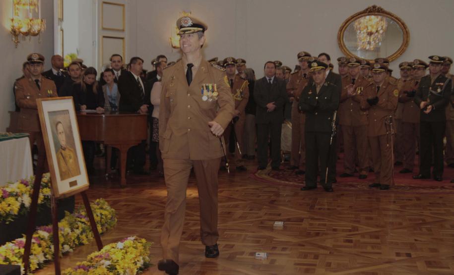 Lei que garante aos PMs mais antigos 50% das vagas no Quadro Especial de Oficiais é assinada no Dia do Patrono da corporação