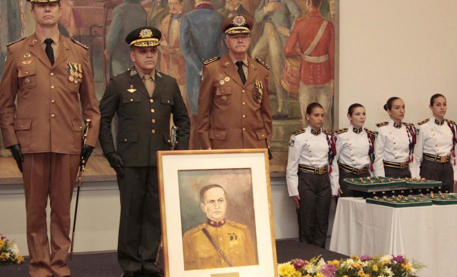 Lei que garante aos PMs mais antigos 50% das vagas no Quadro Especial de Oficiais é assinada no Dia do Patrono da corporação