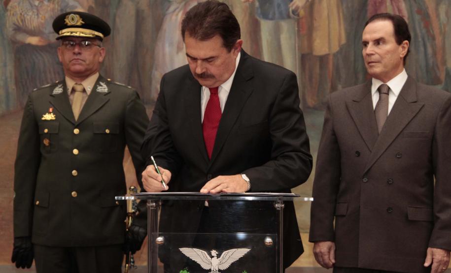 Lei que garante aos PMs mais antigos 50% das vagas no Quadro Especial de Oficiais é assinada no Dia do Patrono da corporação