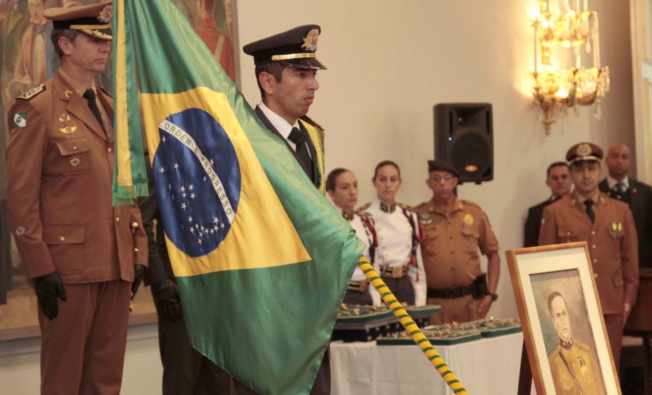 Lei que garante aos PMs mais antigos 50% das vagas no Quadro Especial de Oficiais é assinada no Dia do Patrono da corporação