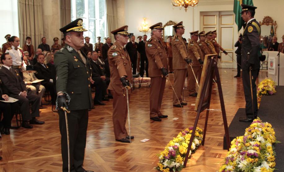 Lei que garante aos PMs mais antigos 50% das vagas no Quadro Especial de Oficiais é assinada no Dia do Patrono da corporação