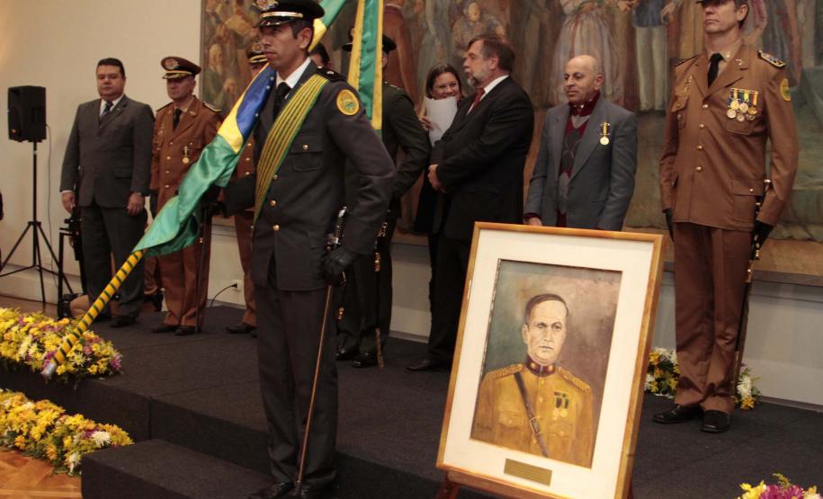 Lei que garante aos PMs mais antigos 50% das vagas no Quadro Especial de Oficiais é assinada no Dia do Patrono da corporação