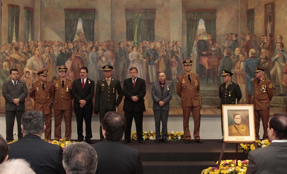 Lei que garante aos PMs mais antigos 50% das vagas no Quadro Especial de Oficiais é assinada no Dia do Patrono da corporação