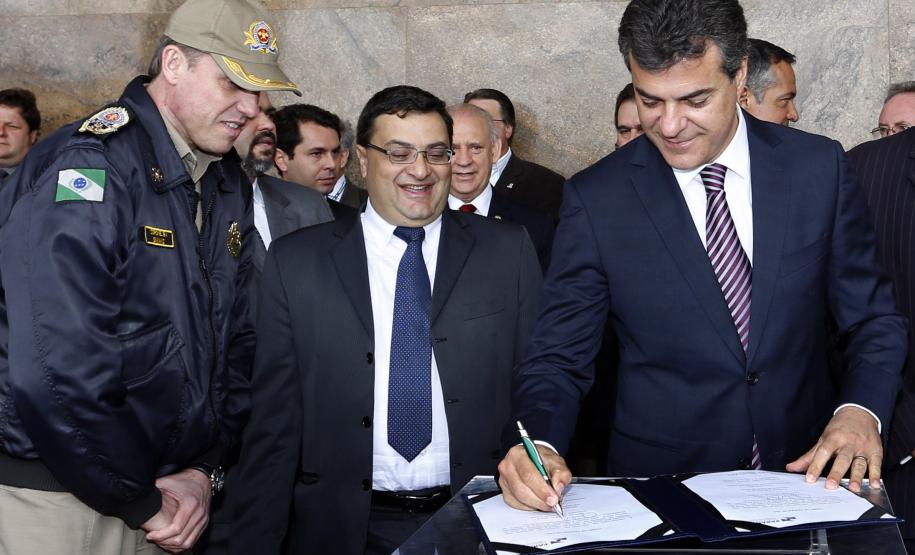 Richa entrega UTIs móveis para o Siate e anuncia contratação de 210 bombeiros Governador Beto Richa entrega 38 UTIs Móveis para o Serviço Integrado de Atendimento ao Trauma em Emergência (Siate). Participaram da solenidade, os secretários da Segurança Pública, Cid Vasques, da Saúde, Michele Caputo Neto e de Governo, Cezar Silvestri, o comandante do Corpo de Bombeiros do Paraná, coronel Simiano e deputados estaduais.Curitiba, 07/10/2013.Foto: Arnaldo Alves/ANPr