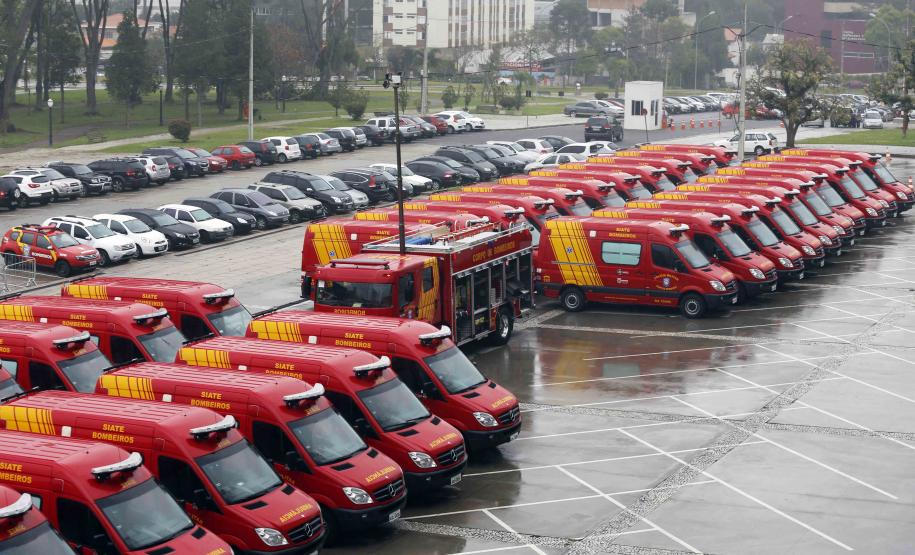 Richa entrega UTIs móveis para o Siate e anuncia contratação de 210 bombeiros Governador Beto Richa entrega 38 UTIs Móveis para o Serviço Integrado de Atendimento ao Trauma em Emergência (Siate). Participam da solenidade, os secretários da Segurança Pública, Cid Vasques, da Saúde, Michele Caputo Neto e de Governo, Cezar Silvestri, o comandante do Corpo de Bombeiros do Paraná, coronel Simiano e deputados estaduais.Curitiba, 07/10/2013.Foto: Arnaldo Alves/ANPr