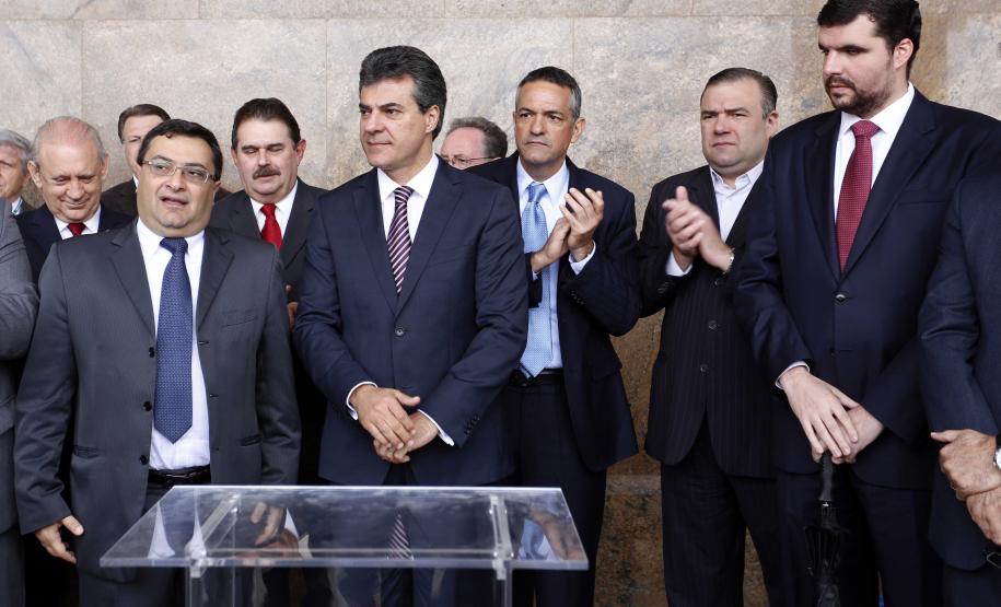 Richa entrega UTIs móveis para o Siate e anuncia contratação de 210 bombeiros Governador Beto Richa entrega 38 UTIs Móveis para o Serviço Integrado de Atendimento ao Trauma em Emergência (Siate). Participaram da solenidade, os secretários da Segurança Pública, Cid Vasques, da Saúde, Michele Caputo Neto e de Governo, Cezar Silvestri, o comandante do Corpo de Bombeiros do Paraná, coronel Simiano e deputados estaduais.Curitiba, 07/10/2013.Foto: Arnaldo Alves/ANPr