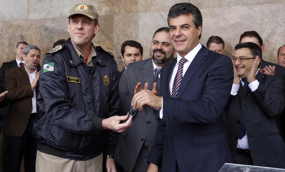 Richa entrega UTIs móveis para o Siate e anuncia contratação de 210 bombeiros Governador Beto Richa entrega 38 UTIs Móveis para o Serviço Integrado de Atendimento ao Trauma em Emergência (Siate). Participaram da solenidade, os secretários da Segurança Pública, Cid Vasques, da Saúde, Michele Caputo Neto e de Governo, Cezar Silvestri, o comandante do Corpo de Bombeiros do Paraná, coronel Simiano e deputados estaduais.Curitiba, 07/10/2013.Foto: Arnaldo Alves/ANPr