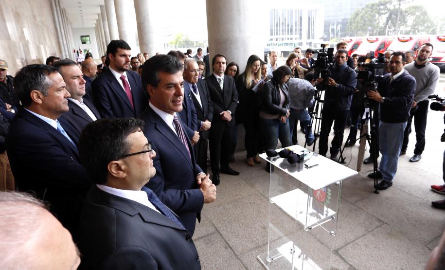 Richa entrega UTIs móveis para o Siate e anuncia contratação de 210 bombeiros Governador Beto Richa entrega 38 UTIs Móveis para o Serviço Integrado de Atendimento ao Trauma em Emergência (Siate). Participam da solenidade, os secretários da Segurança Pública, Cid Vasques, da Saúde, Michele Caputo Neto e de Governo, Cezar Silvestri, o comandante do Corpo de Bombeiros do Paraná, coronel Simiano e deputados estaduais.Curitiba, 07/10/2013.Foto: Arnaldo Alves/ANPr