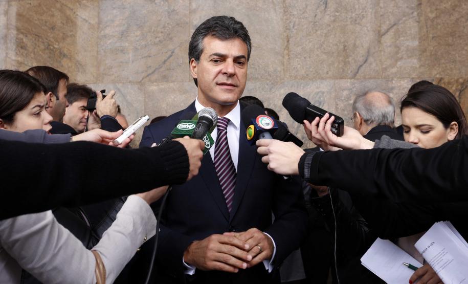 Richa entrega UTIs móveis para o Siate e anuncia contratação de 210 bombeiros Governador Beto Richa entrega 38 UTIs Móveis para o Serviço Integrado de Atendimento ao Trauma em Emergência (Siate). Participam da solenidade, os secretários da Segurança Pública, Cid Vasques, da Saúde, Michele Caputo Neto e de Governo, Cezar Silvestri, o comandante do Corpo de Bombeiros do Paraná, coronel Simiano e deputados estaduais.Curitiba, 07/10/2013.Foto: Arnaldo Alves/ANPr