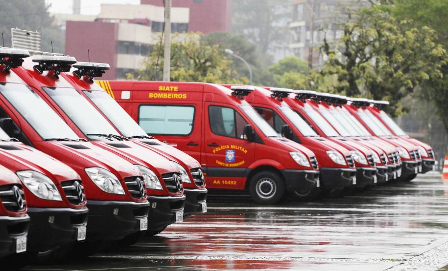 Richa entrega UTIs móveis para o Siate e anuncia contratação de 210 bombeiros Governador Beto Richa entrega 38 UTIs Móveis para o Serviço Integrado de Atendimento ao Trauma em Emergência (Siate). Participam da solenidade, os secretários da Segurança Pública, Cid Vasques, da Saúde, Michele Caputo Neto e de Governo, Cezar Silvestri, o comandante do Corpo de Bombeiros do Paraná, coronel Simiano e deputados estaduais.Curitiba, 07/10/2013.Foto: Arnaldo Alves/ANPr