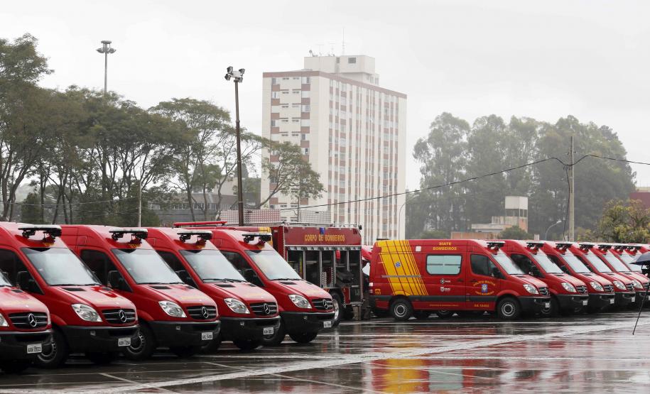 Richa entrega UTIs móveis para o Siate e anuncia contratação de 210 bombeiros Governador Beto Richa entrega 38 UTIs Móveis para o Serviço Integrado de Atendimento ao Trauma em Emergência (Siate). Participam da solenidade, os secretários da Segurança Pública, Cid Vasques, da Saúde, Michele Caputo Neto e de Governo, Cezar Silvestri, o comandante do Corpo de Bombeiros do Paraná, coronel Simiano e deputados estaduais.Curitiba, 07/10/2013.Foto: Arnaldo Alves/ANPr